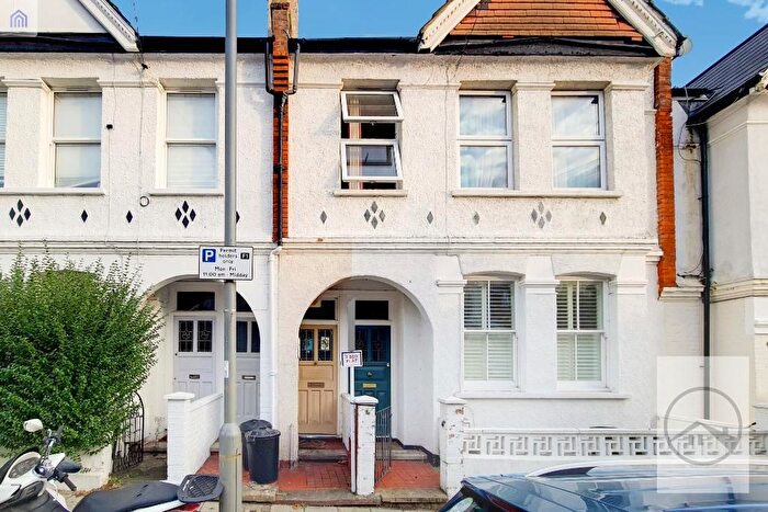 3 Bedroom Flat For Sale In Salterford Road, Tooting, SW17