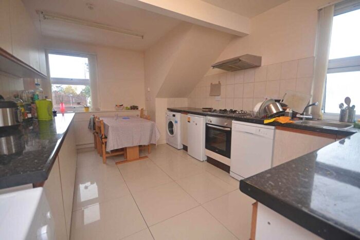 3 Bedroom Flat To Rent In Wokingham Road, Reading, RG6