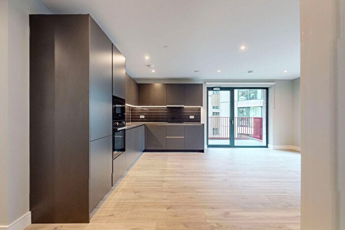 3 Bedroom Flat To Rent In Hewson Way, London, SE17