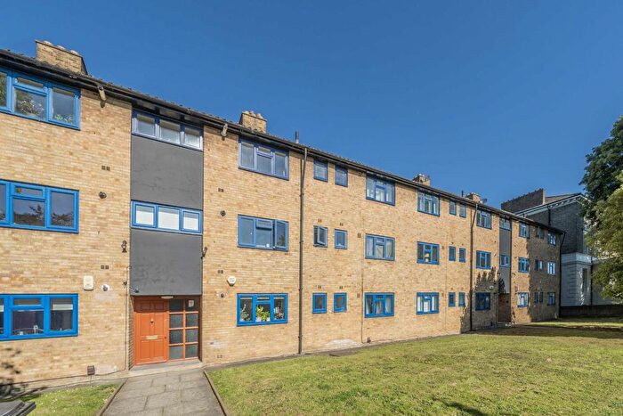 2 Bedroom Flat To Rent In Kings Avenue, London, SW4