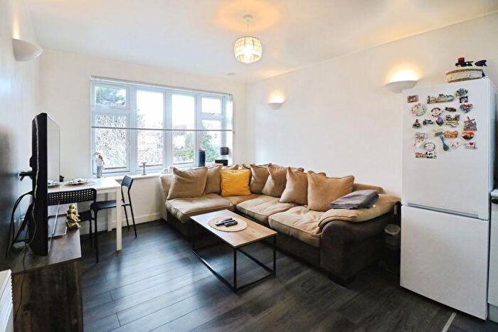 1 Bedroom Flat For Sale In London Road, Slough, SL3