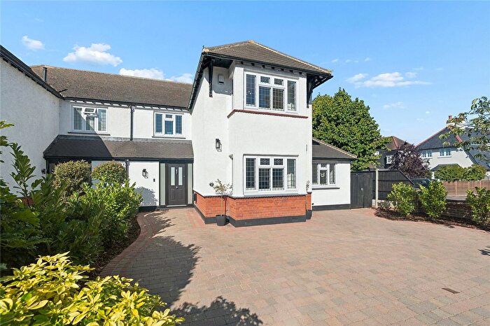 3 Bedroom Semi Detached House For Sale In Elm Avenue, Upminster, RM14