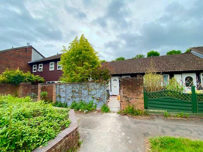 4 Bedroom Bungalow To Rent In Hills Close, Great Linford, Milton Keynes, MK14