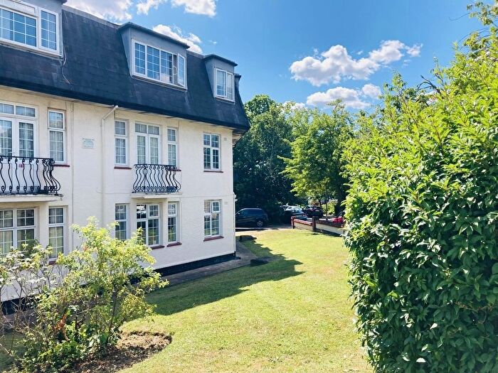 2 Bedroom Flat For Sale In Ranelagh Court, Glendale Avenue, Edgware, HA8