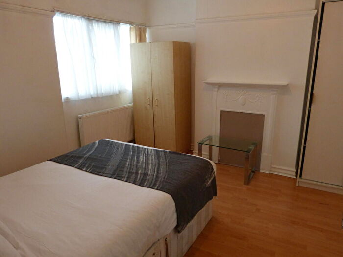 Studio To Rent In Golders Green Road, London, NW11