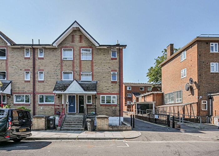 4 Bedroom Flat For Sale In Howard Road, Newington Green, Newington Green, London, N16