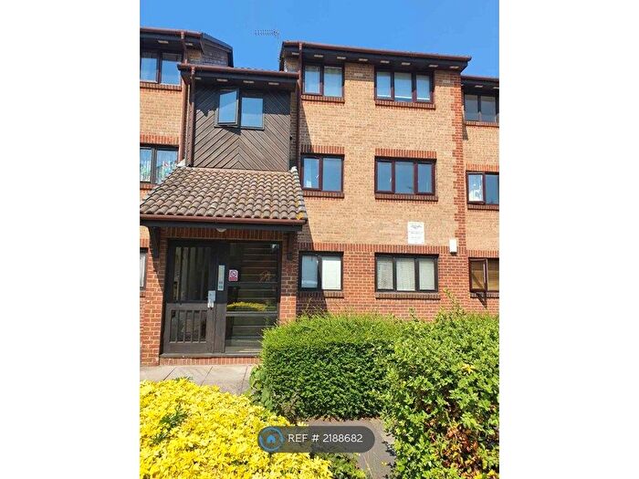 2 Bedroom Flat To Rent In Cricketers Close, Erith, DA8