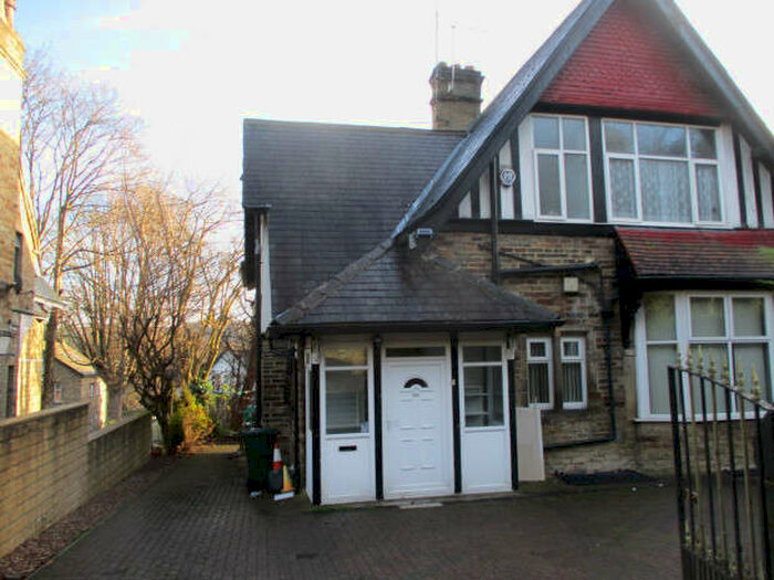 2 Bedroom Flat To Rent In Keighley Road, Bradford, BD9