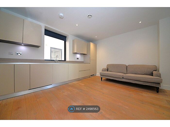 3 Bedroom Flat To Rent In Akexa House, London, N4