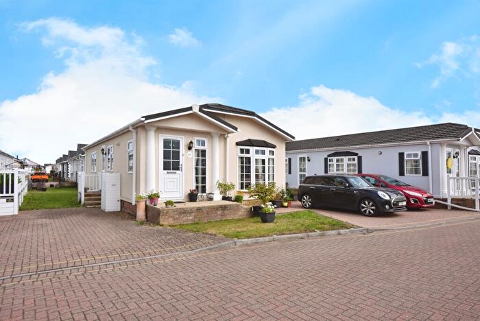 2 Bedroom Park Home For Sale In Elm Way, Battlesbridge, Wickford, SS11