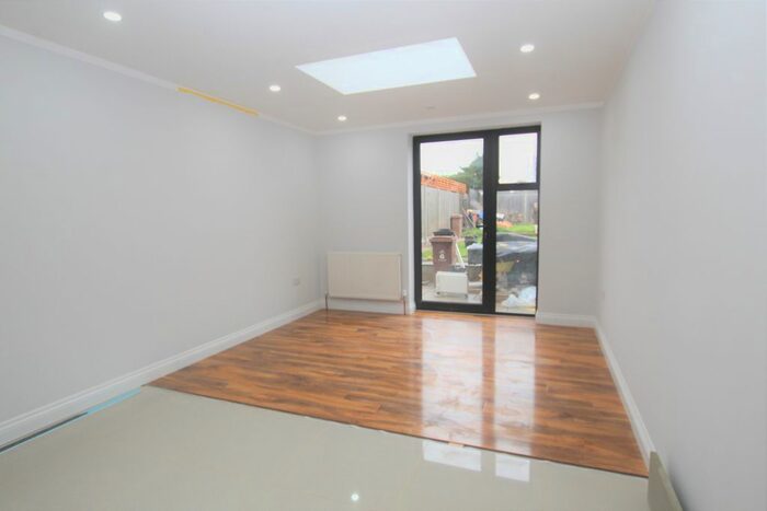 2 Bedroom Flat To Rent In Kings Road, London, E4