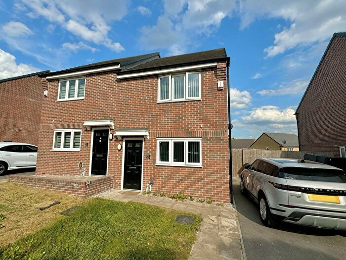 2 Bedroom Semi-Detached House To Rent In Wykebeck Mount, Leeds, West Yorkshire, LS9