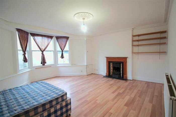 Studio To Rent In Kings Avenue, London, SW4