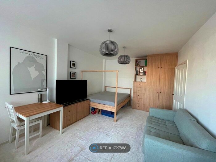 1 Bedroom Flat To Rent In Russell Court, London, WC1H