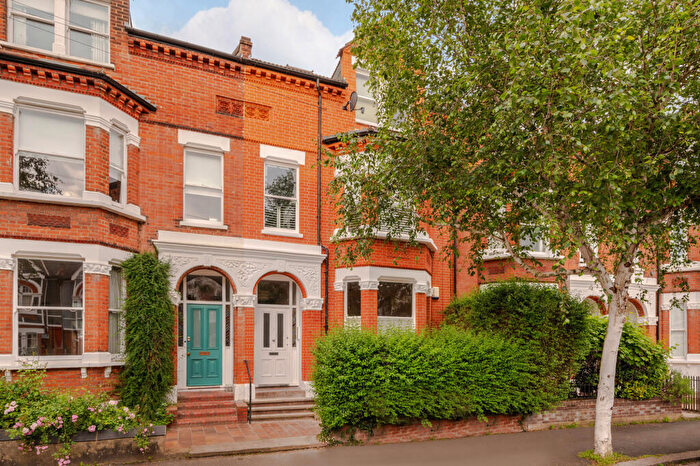 2 Bedroom Apartment For Sale In Holmdene Avenue, Herne Hill, London, SE24