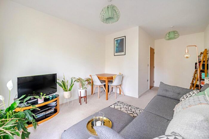 1 Bedroom Flat To Rent In Boundaries Road, Balham, London, SW12