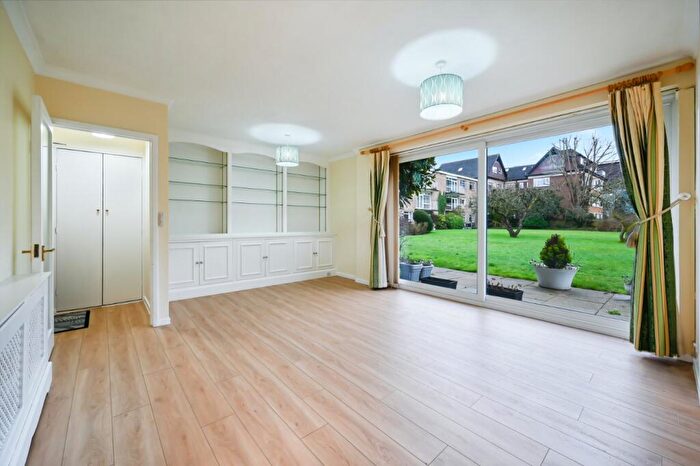 2 Bedroom Flat To Rent In Lakeside, Beckenham, BR3