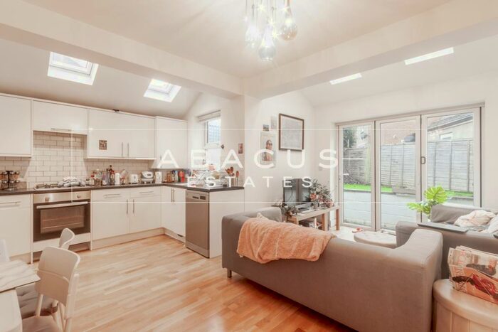 3 Bedroom Flat To Rent In Chapter Road, Willesden Green, NW2