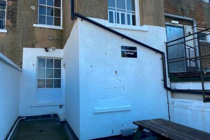 3 Bedroom Flat To Rent In Westborough, Scarborough, YO11