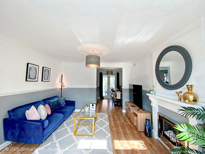 3 Bedroom Semi-detached House For Sale In Athenian Gardens, Salford, M7