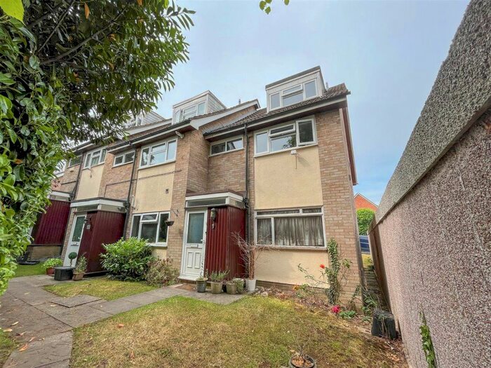 2 Bedroom Maisonette To Rent In Harriet Way, Bushey, WD23