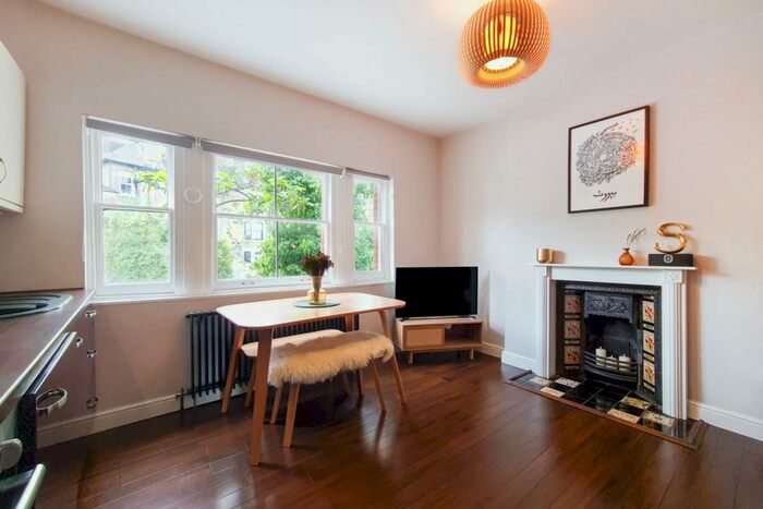 2 Bedroom Flat To Rent In Dinsdale Road, Blackheath, London, SE3