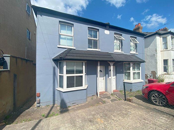 4 Bedroom House To Rent In Stoke Road, SL2