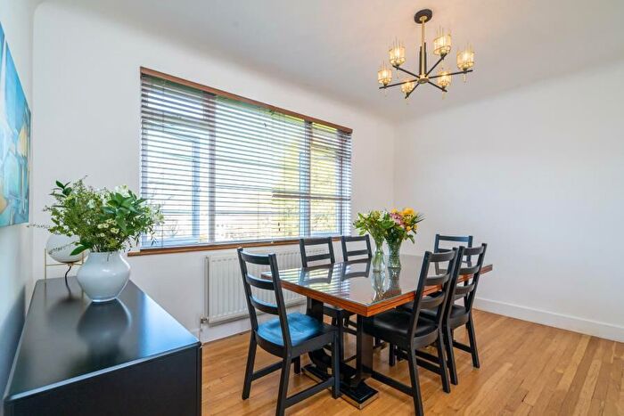 3 Bedroom Flat To Rent In Cleveland Road, London, W13