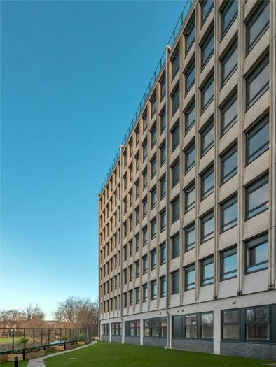 2 Bedroom Flat To Rent In Elfin Square, Embankment West, Edinburgh, EH11