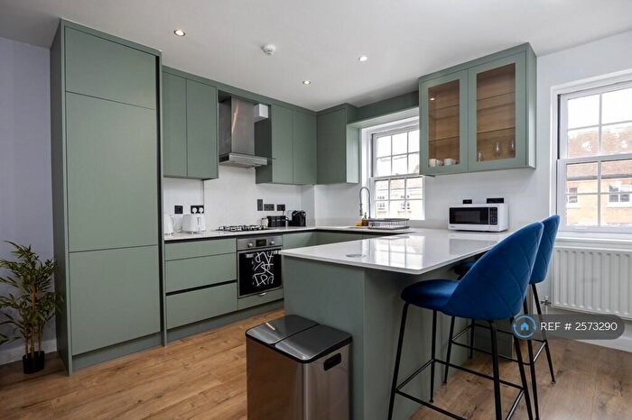 3 Bedroom Flat To Rent In Home Court, Reading, RG1