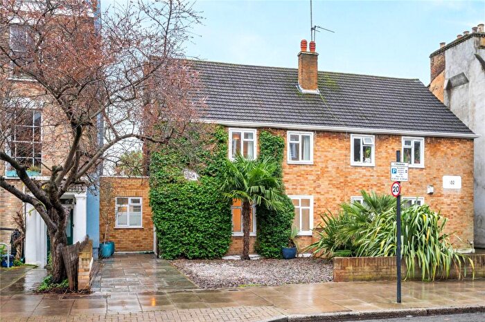 4 Bedroom Semi Detached House For Sale In Southgate Road, Islington, London, N1