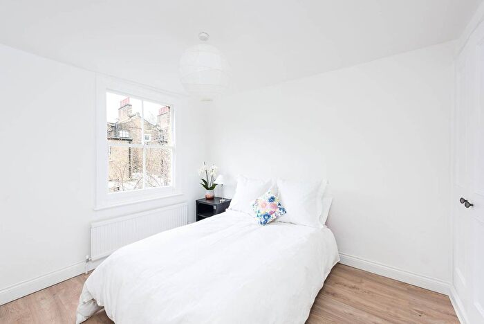 2 Bedroom Flat To Rent In Brook Drive, Kennington, London, SE11