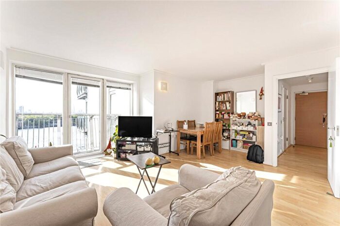 2 Bedroom Apartment To Rent In Hutchings Street, London, E14