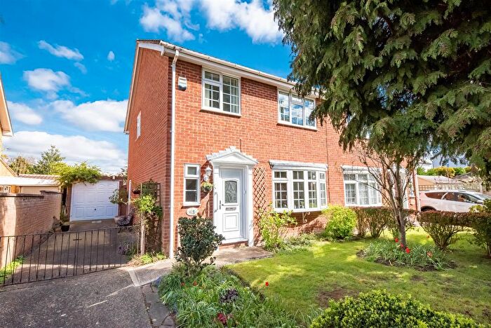 3 Bedroom Semi Detached House For Sale In Kingsmead, Frimley Green, Camberley, GU16