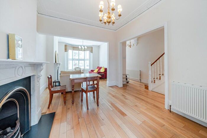 4 Bedroom House To Rent In Salcott Road, Battersea, London, SW11