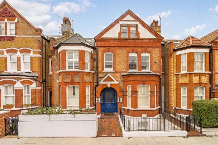 1 Bedroom Flat For Sale In Lavender Gardens, Clapham Common North Side, SW11