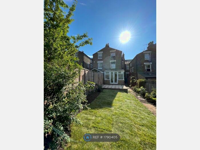 2 Bedroom Flat To Rent In Waller Road, London, SE14