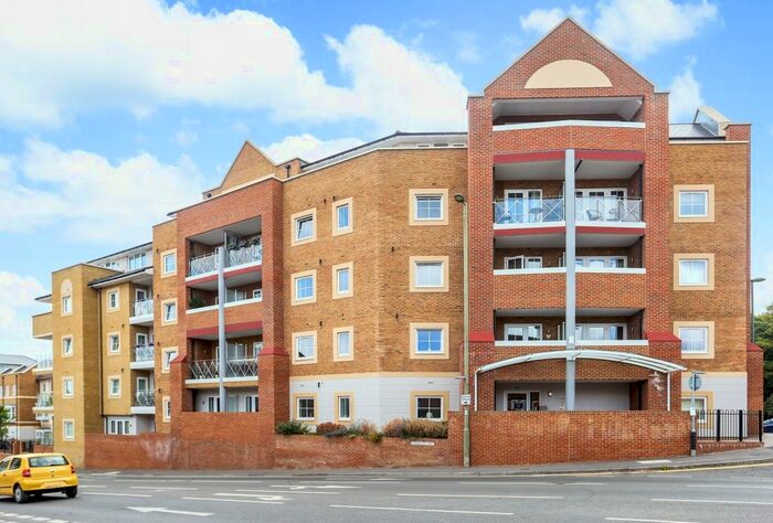 2 Bedroom Flat To Rent In Flambard Way, Godalming, GU7