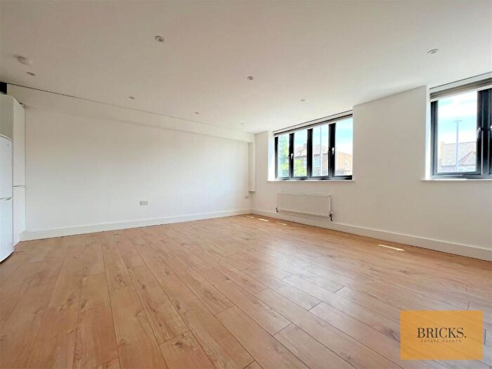 2 Bedroom Apartment To Rent In Flat, Lea Bridge Road, London, E10