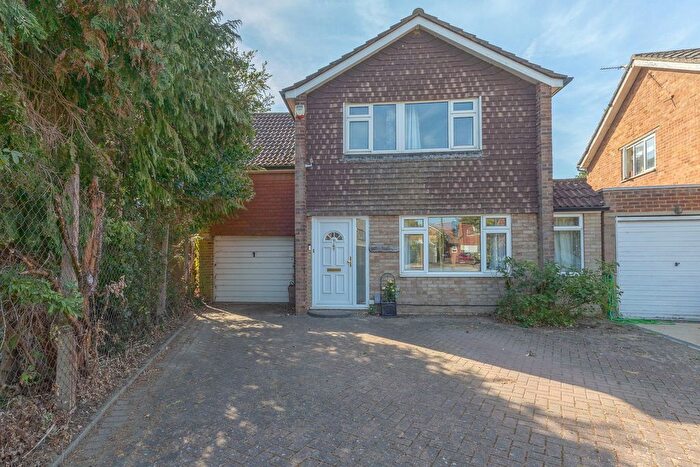 4 Bedroom Detached House For Sale In Lindley Road, Walton-On-Thames, KT12