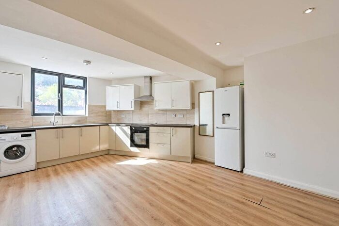 1 Bedroom Flat To Rent In Windsor Close, Godalming, GU7