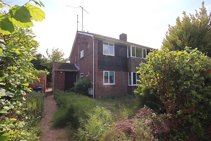 2 Bedroom Maisonette To Rent In Farringford Close, CB4