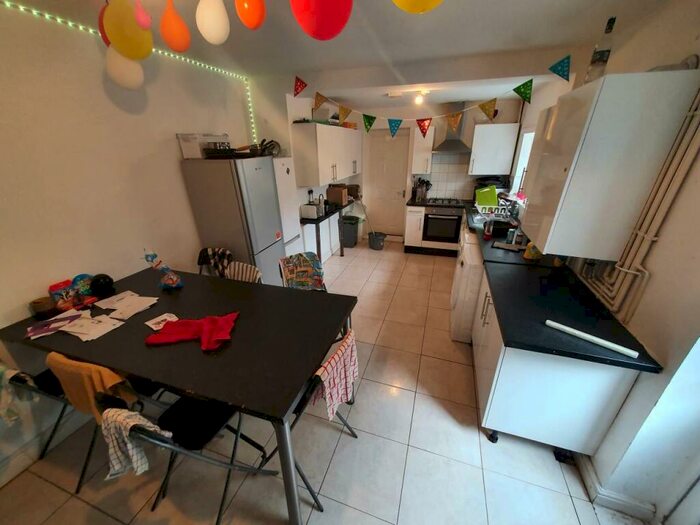 1 Bedroom House To Rent In Ruthin Gardens (Rooms), Cathays, CF24