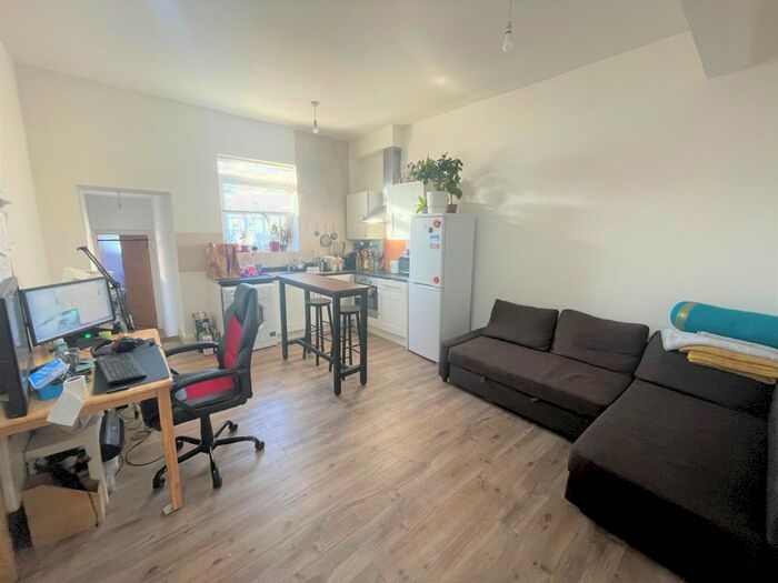 2 Bedroom Flat To Rent In Green Lanes, Manor House N4