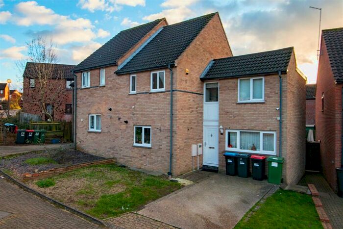 4 Bedroom Semi-Detached House To Rent In Robertson Close, Shenley Church End, Milton Keynes, MK5