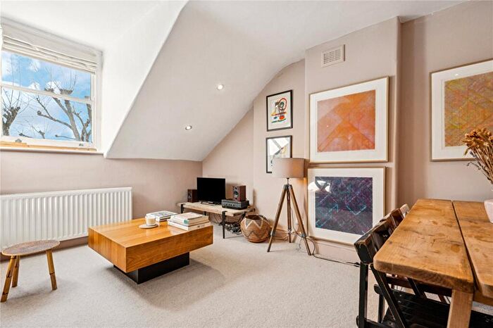 1 Bedroom Apartment For Sale In St. James Terrace, SW12