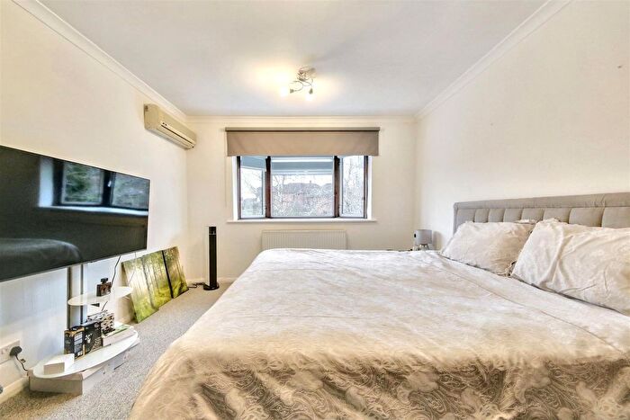 4 Bedroom Detached House For Sale In Craigweil Avenue, Radlett, WD7