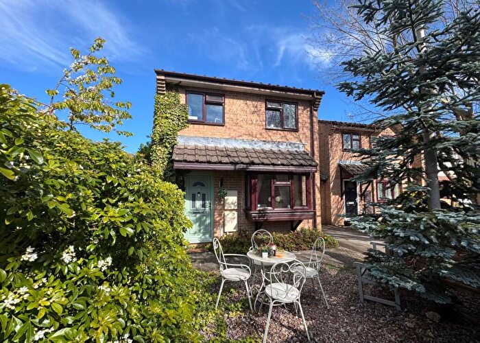 3 Bedroom Link Detached House For Sale In Derwent Close, Bordon, Hampshire, GU35