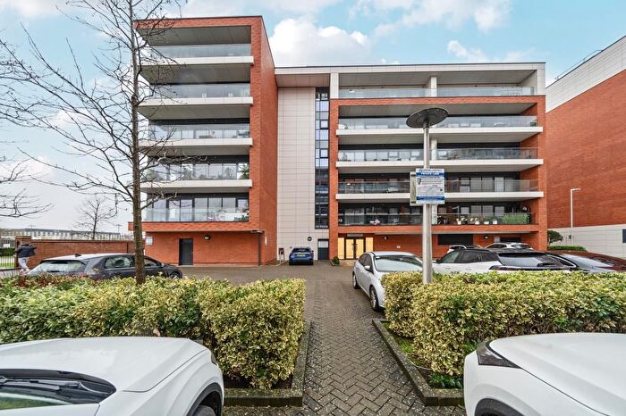 2 Bedroom Flat For Sale In Newbury, Berkshire, RG14