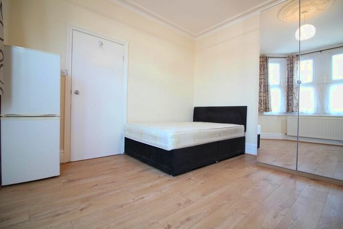 Studio To Rent In Hanworth Road, Hounslow, TW4